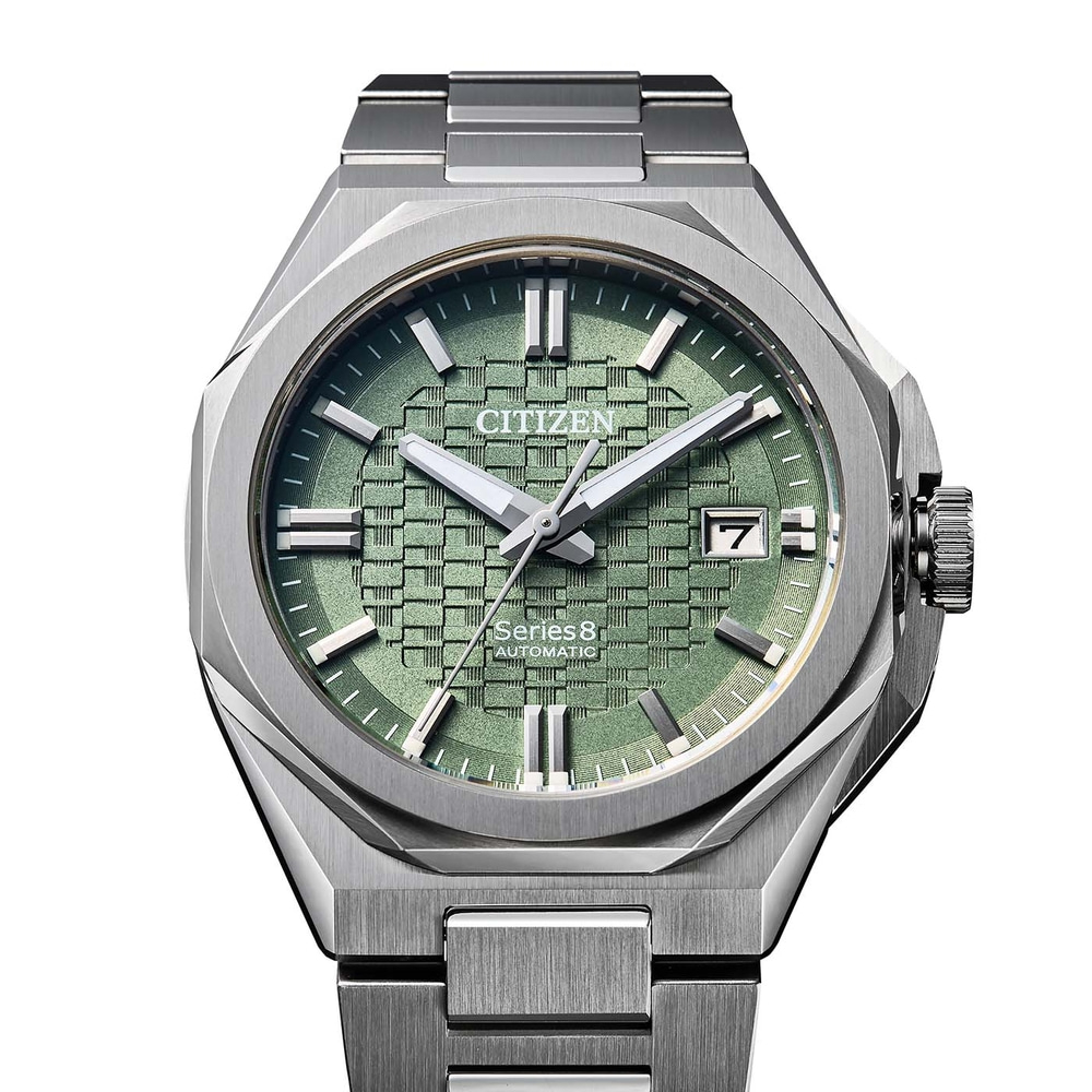 Lähikuva vihreästä Citizen Series 8 -automaattikellosta.