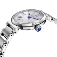 Lähikuva hopeisesta Citizen Eco-Drive -kellosta, jossa on siniset viisarit ja sininen jalokivi kruunussa.