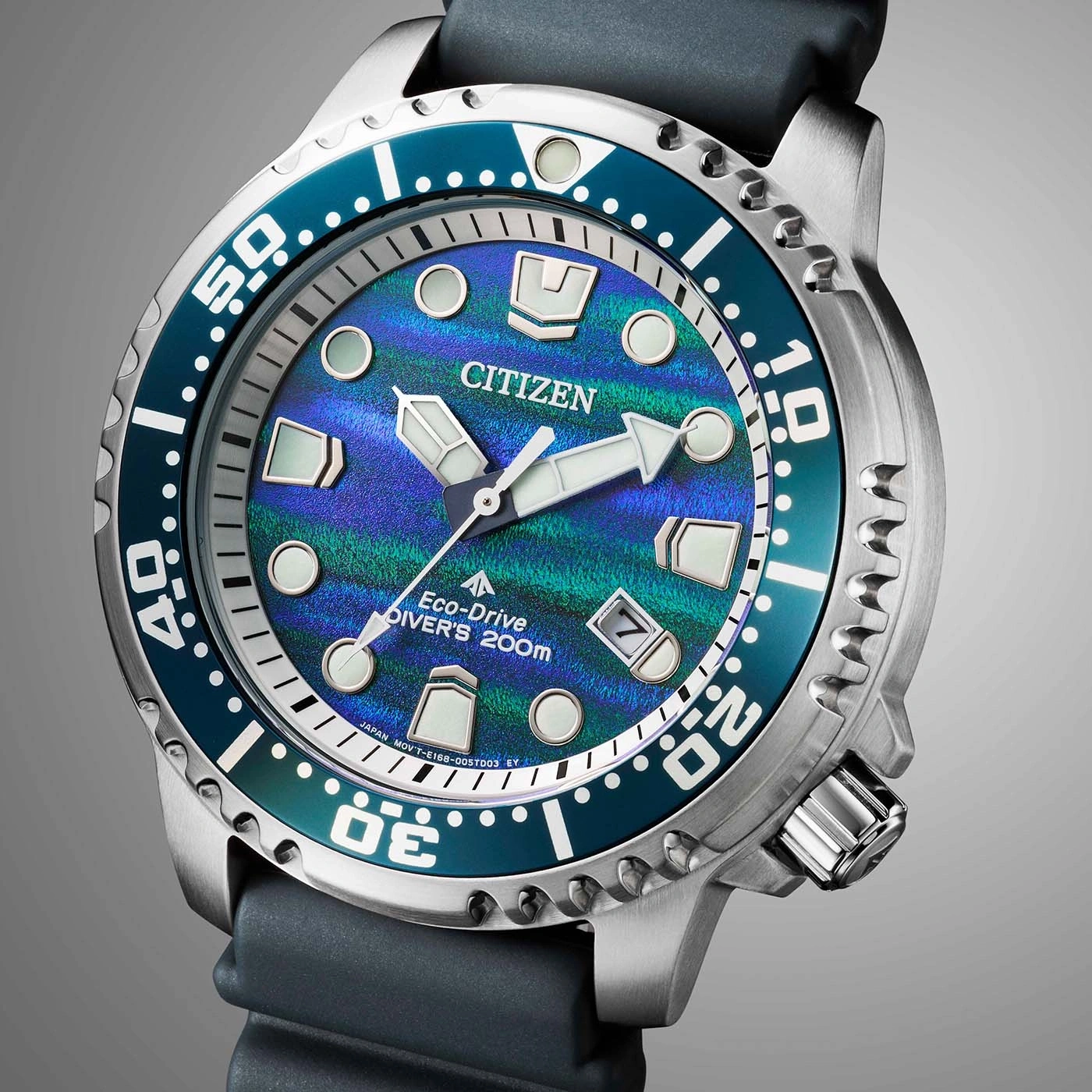 Lähikuva Citizen Eco-Drive -sukelluskellosta, jossa sinivihreä kellotaulu.
