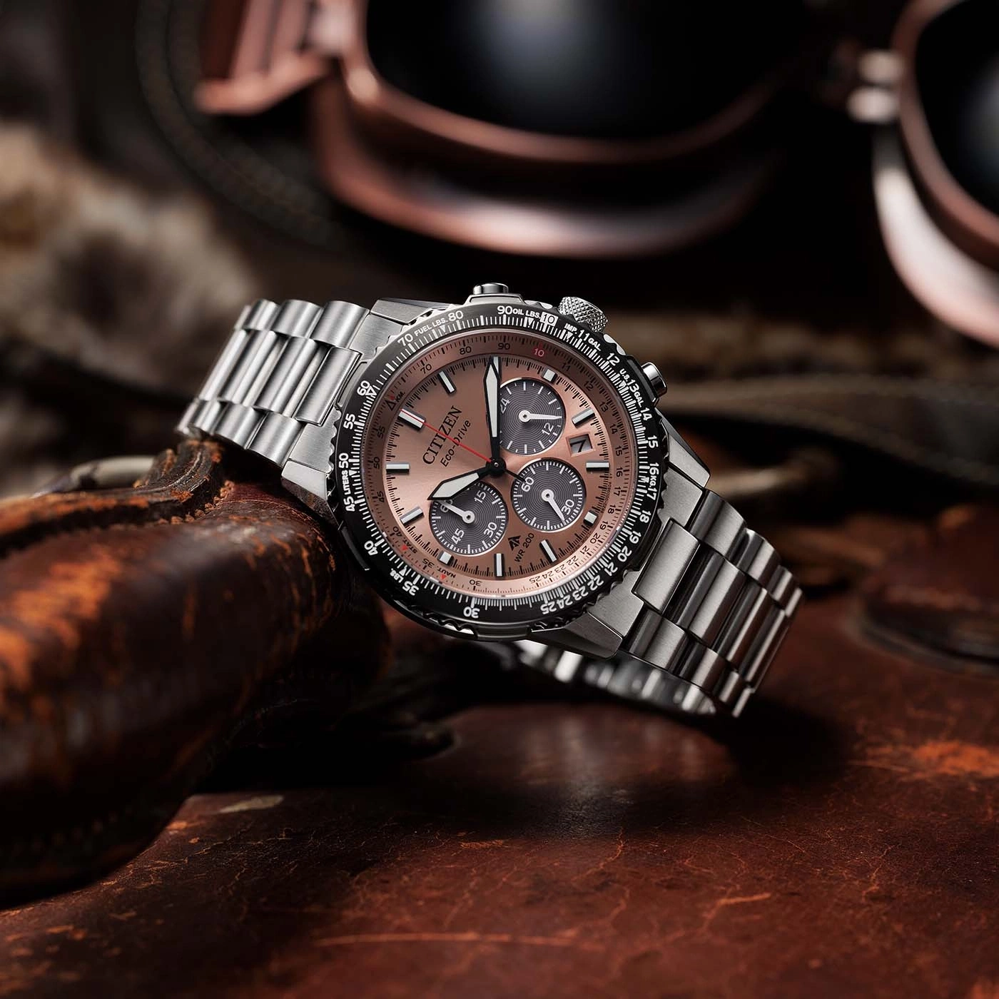 Lähikuva Citizen Eco-Drive -kellosta nahkapinnalla.