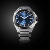 Citizen Series 8 automaattikello, jossa sininen kellotaulu ja metalliranneke.