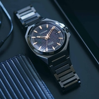 Citizen Series 8 automaattikello tummalla pinnalla ja lompakko.