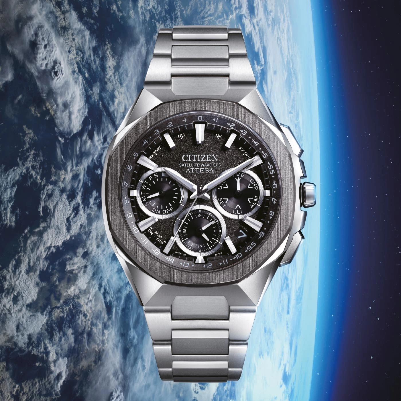 Citizen Attesa -kello satelliittiaalto-GPS:llä avaruustaustaa vasten.