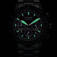 Musta Citizen Eco-Drive -kello, jossa hohtavat vihreät viisarit ja merkit.