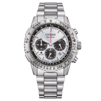 Hopeinen Citizen Eco-Drive -kello, jossa on useita kellotauluja ja ruostumattomasta teräksestä valmistettu ranneke.