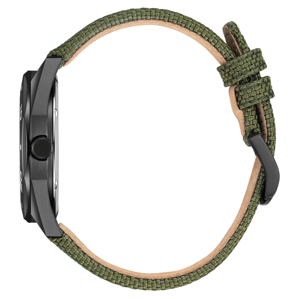 Sivukuva mustasta kellosta, jossa on vihreä kangasranneke.