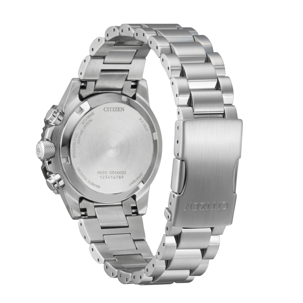 Ruostumattomasta teräksestä valmistetun Citizen Eco-Drive -kellon takaosa metallirannekkeella.