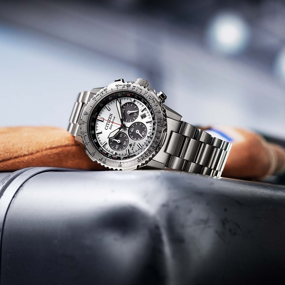 Citizen Eco-Drive -kello, hopea, mustat kellotaulut, yksityiskohtainen lähikuva, luksusasuste.