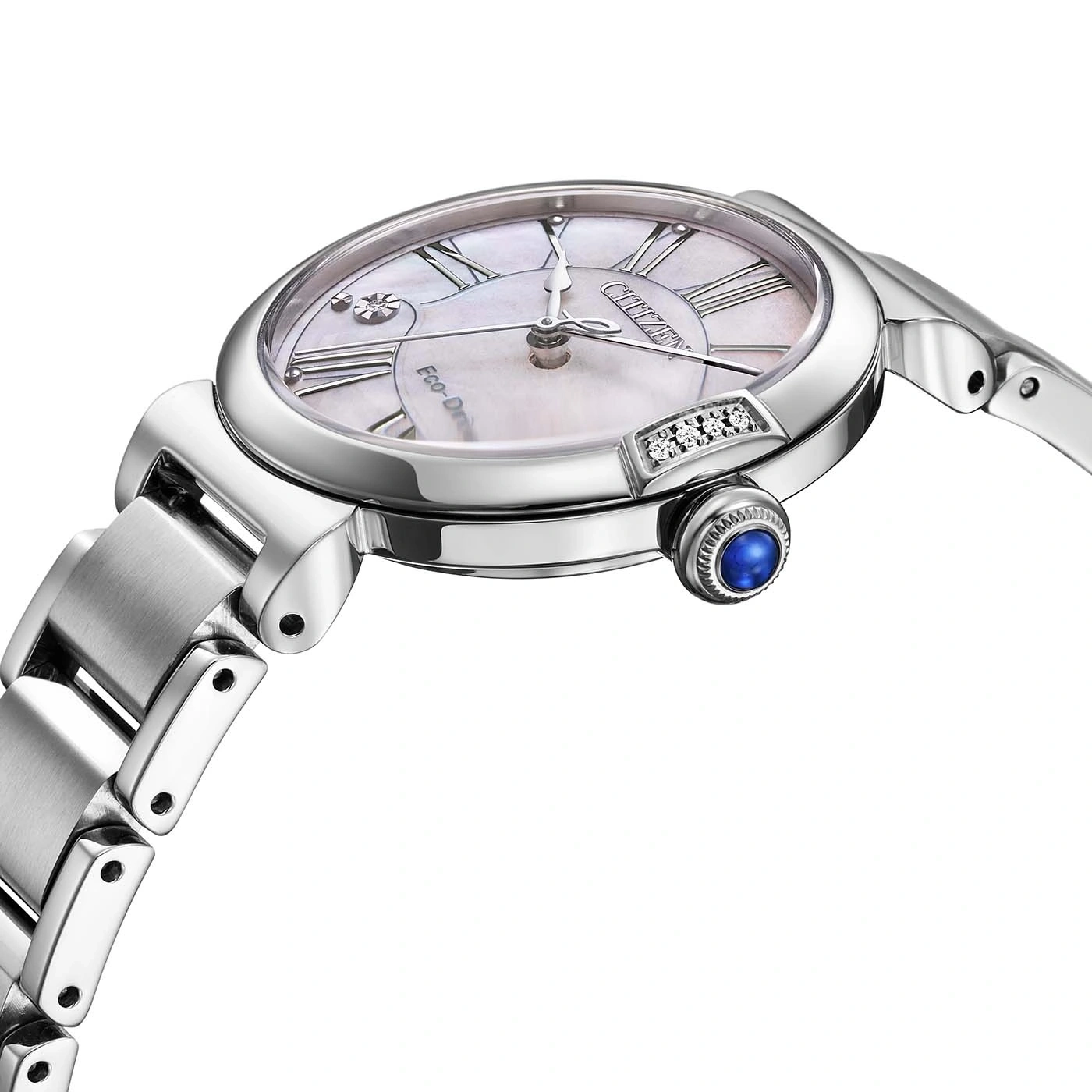 Lähikuva sivukuva hopeisesta Citizen Eco-Drive -kellosta, jossa on helmiäistaulu ja roomalaiset numerot.