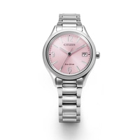 Hopeinen Citizen Eco-Drive -kello vaaleanpunaisella kellotaululla ja hopearannekkeella.