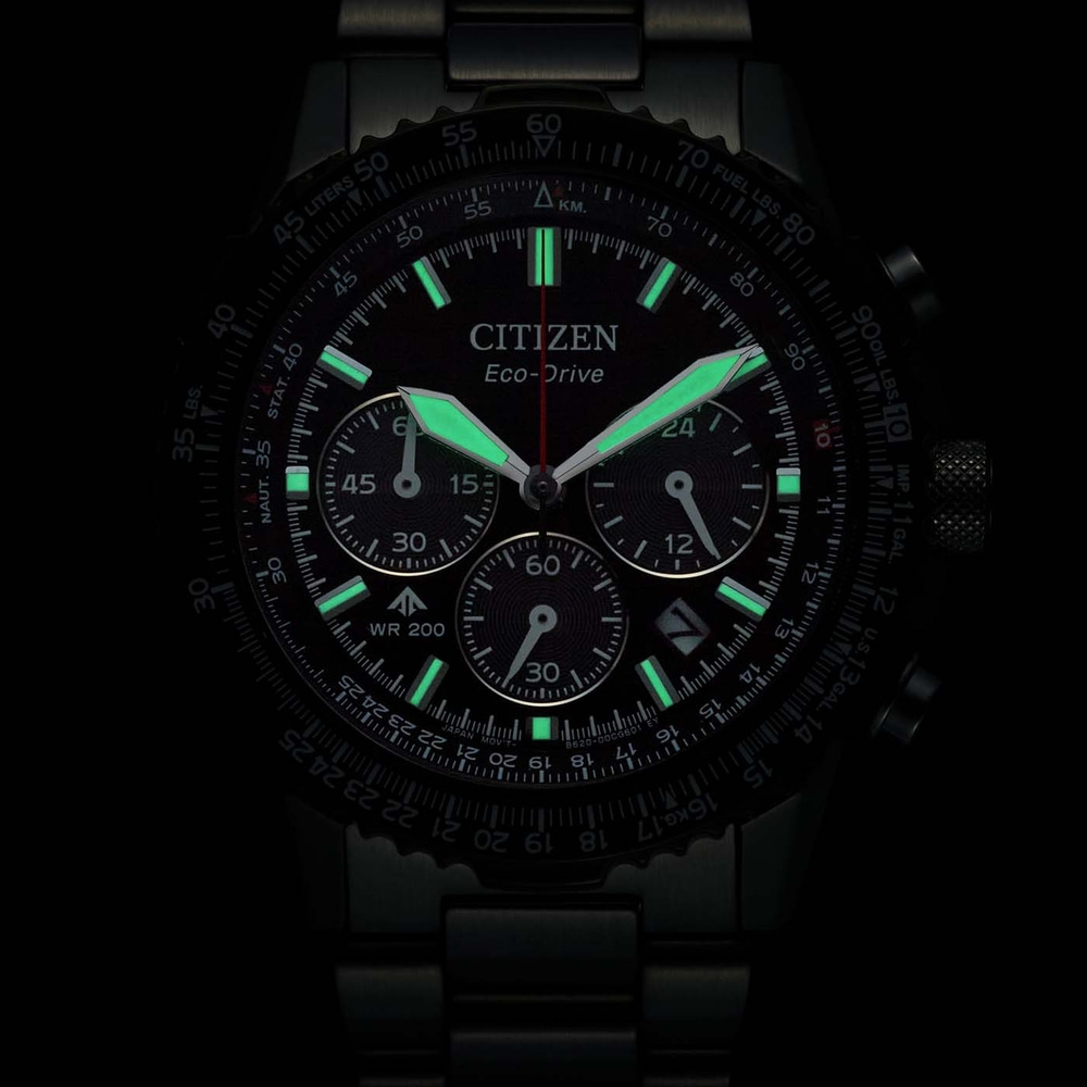Musta Citizen Eco-Drive -kello, jossa hohtavat vihreät viisarit ja merkit.