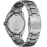 Lähikuva Citizen Eco-Drive titaanirannekellon takaosasta, mallinumero J810-00FDV01.