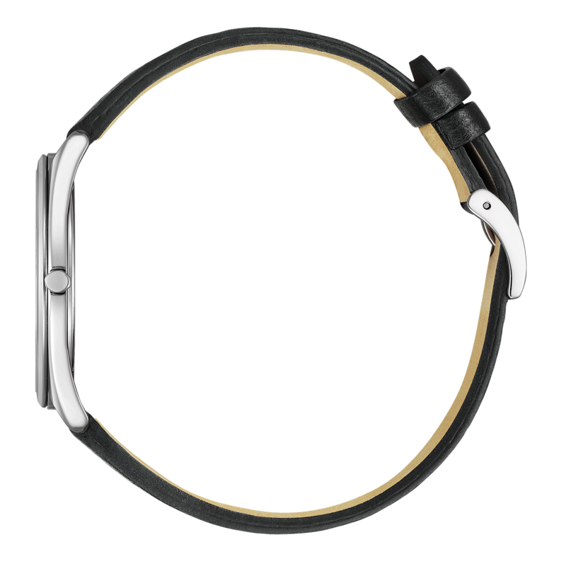 Sivukuva hopeisesta kellosta, jossa on musta nahkaranneke vihreällä taustalla.