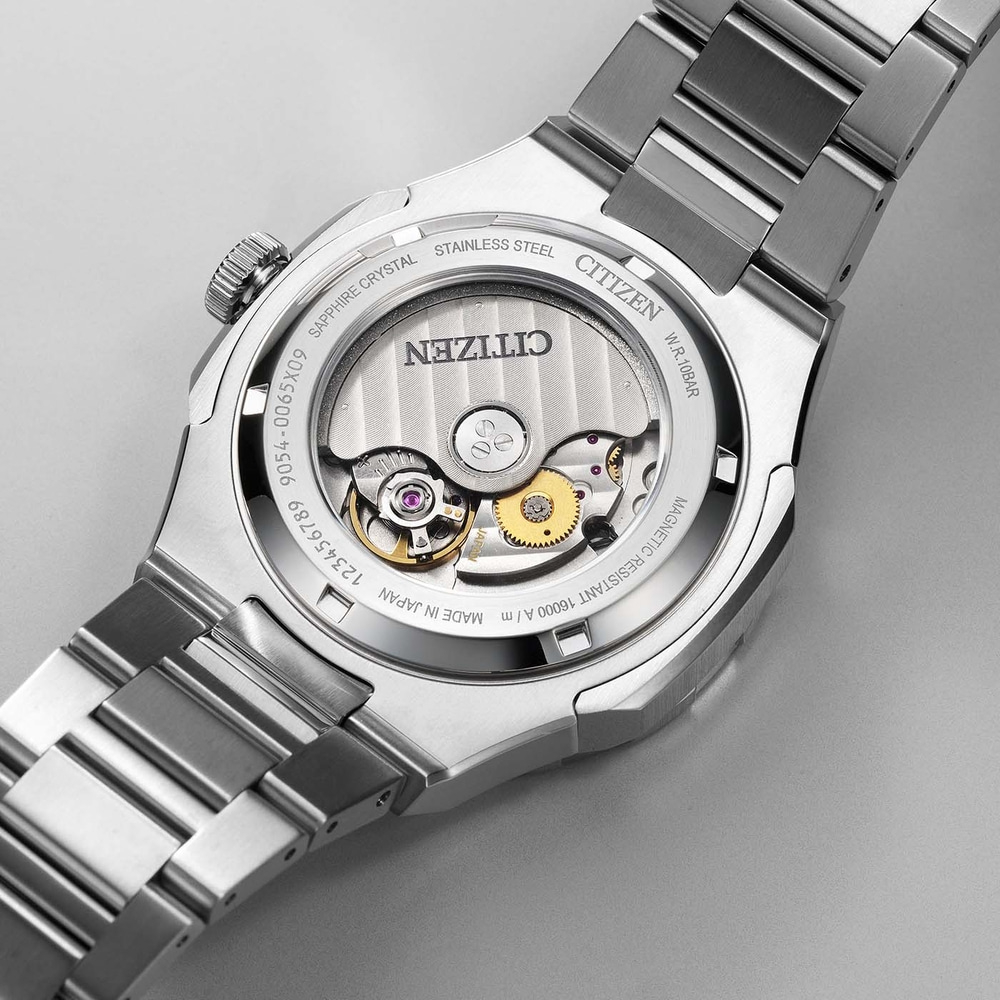 Citizen-kellon takaosa, näkyvä mekanismi, ruostumaton teräs, safiirikristalli, vedenpitävä.