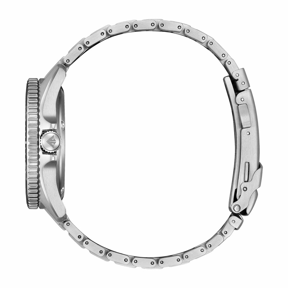 Hopeinen rannekello, jossa metalliranneke ja pyöreä kellotaulu sivusta katsottuna.