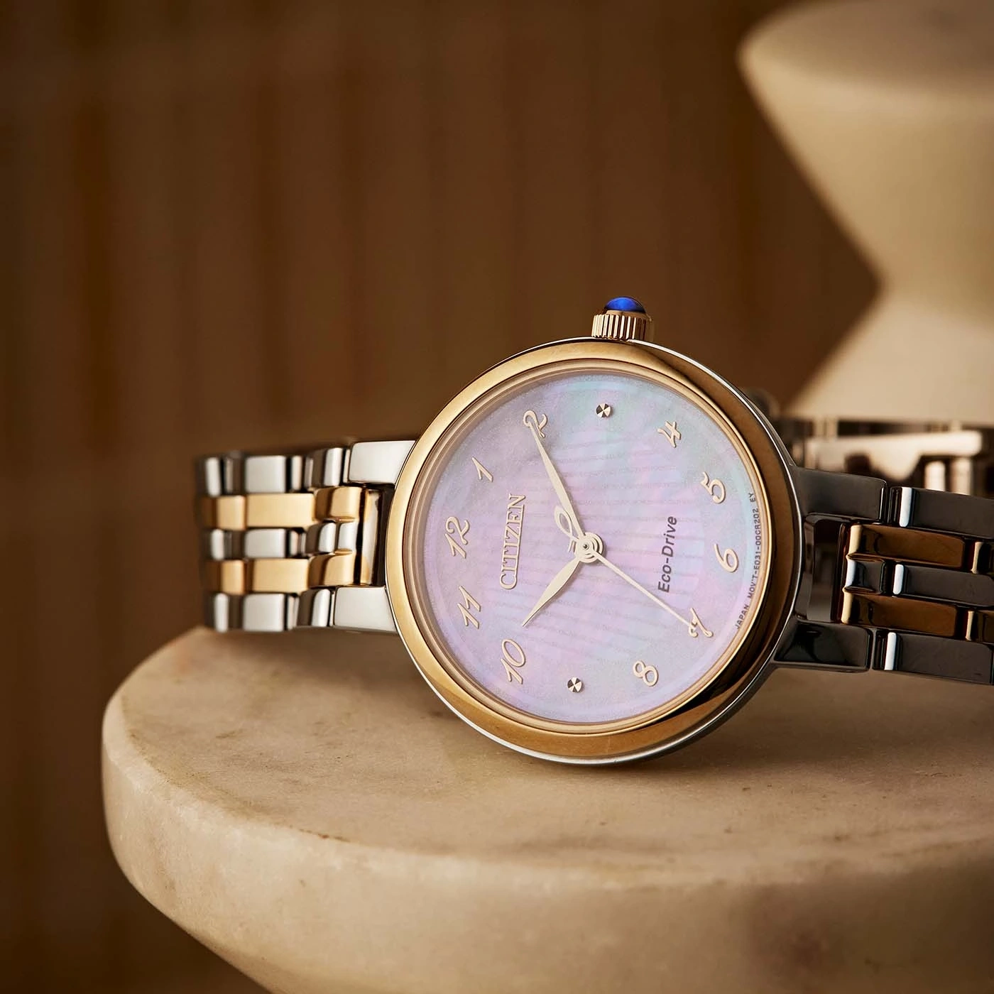 Citizen-kello, jossa kulta- ja hopearanneke, Eco-Drive, tyylikäs muotoilu