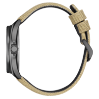 Sivukuva mustasta kellosta, jossa on beige kangasranneke.