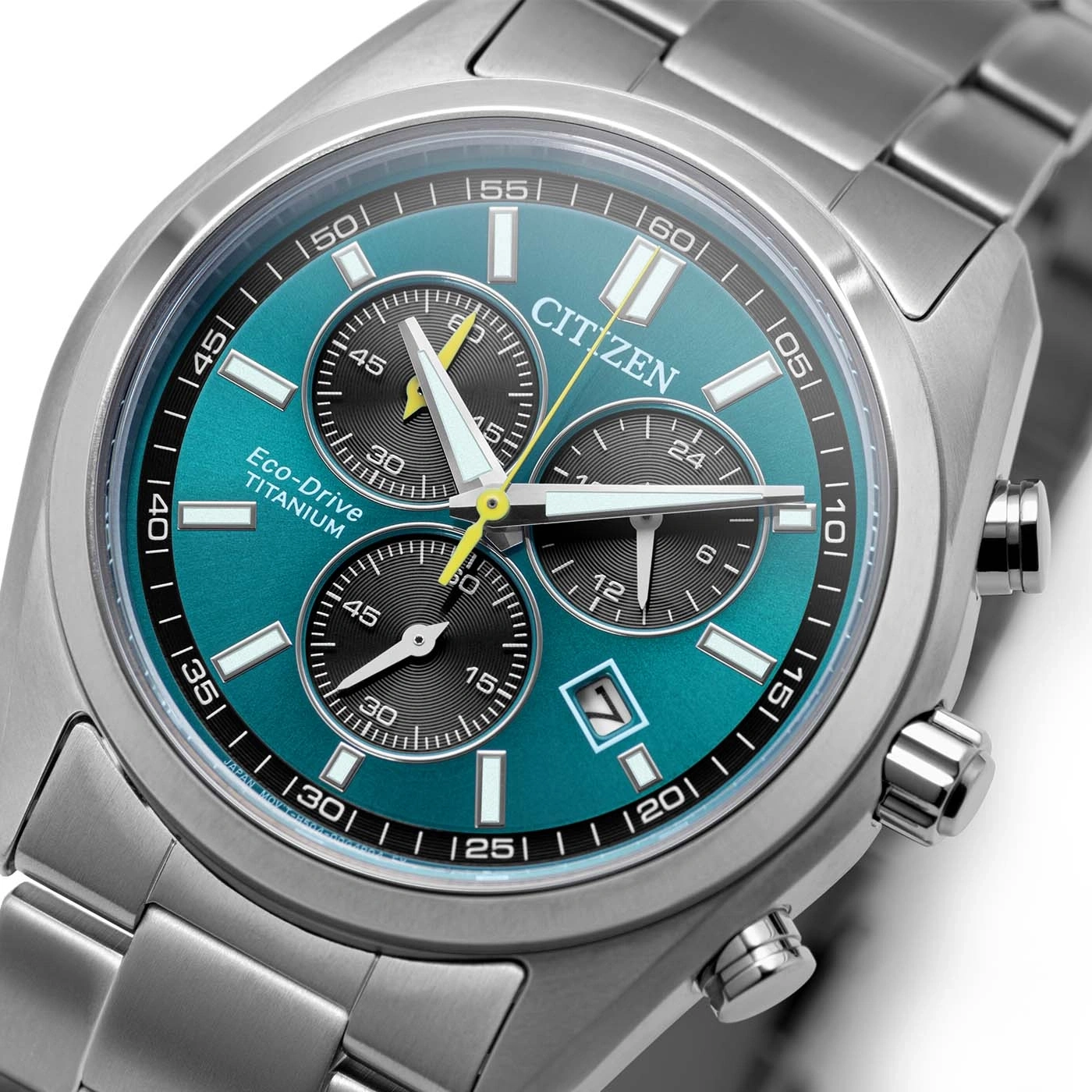 Lähikuva modernista Citizen Eco-Drive titaanikronografikellotaulusta, jossa on teal-värinen kellotaulu.