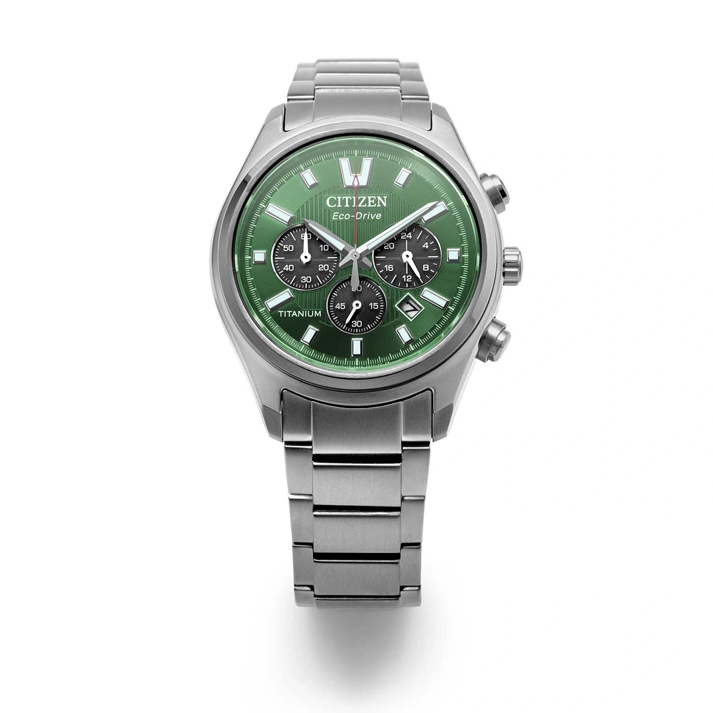 Hopeinen Citizen Eco-Drive -kello, jossa on vihreä kellotaulu ja hopeinen ranneke, on esillä.