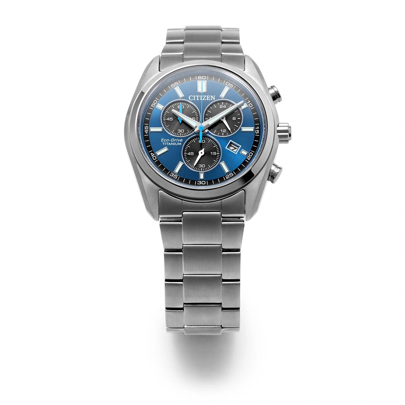 Moderni hopeinen Citizen Eco-Drive Titanium kronografikello sinisellä kellotaululla.