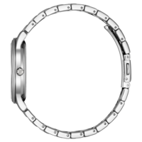 Hopeinen kello metallirannekkeella, sivukuva, tyylikäs muotoilu, kiiltävä