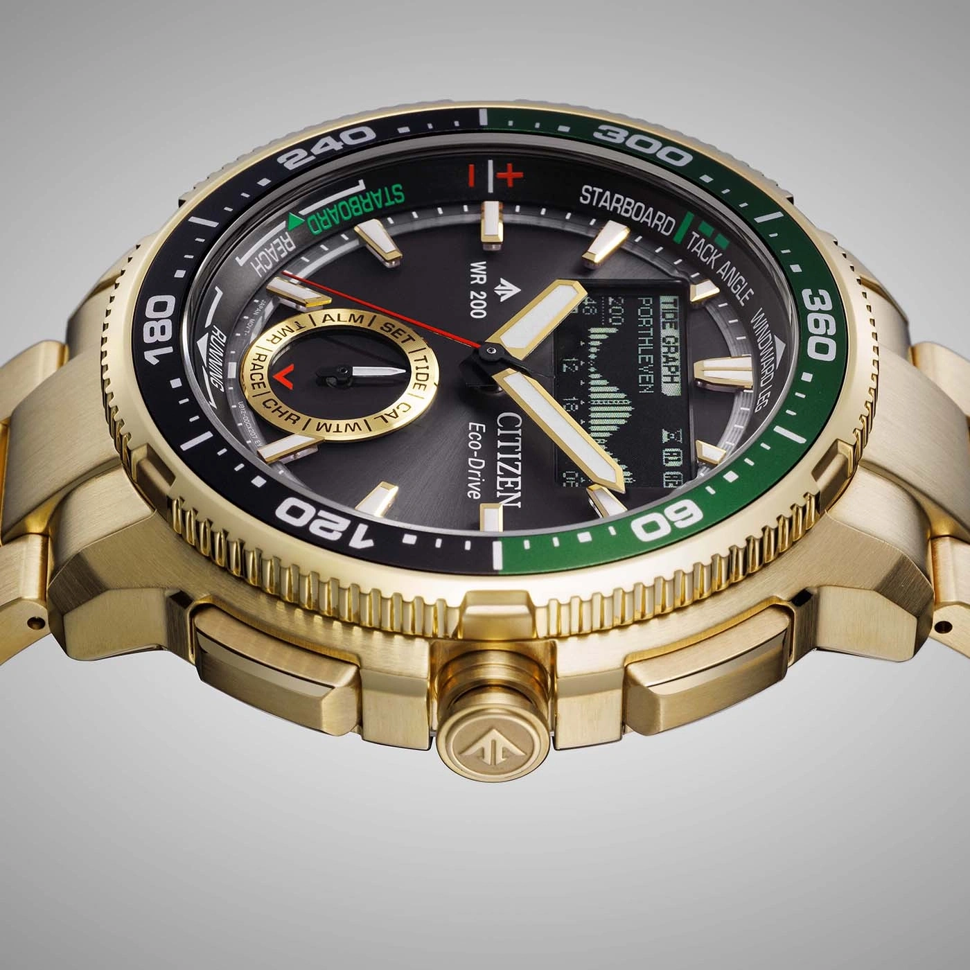 Lähikuva, kulmasta otettu kultainen Citizen Eco-Drive kello mustalla kellotaululla.