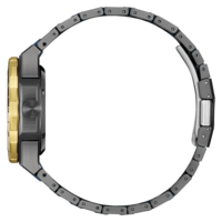 Sivukuva modernista kellosta, jossa on metallinen ranneke ja kultaiset korostukset.