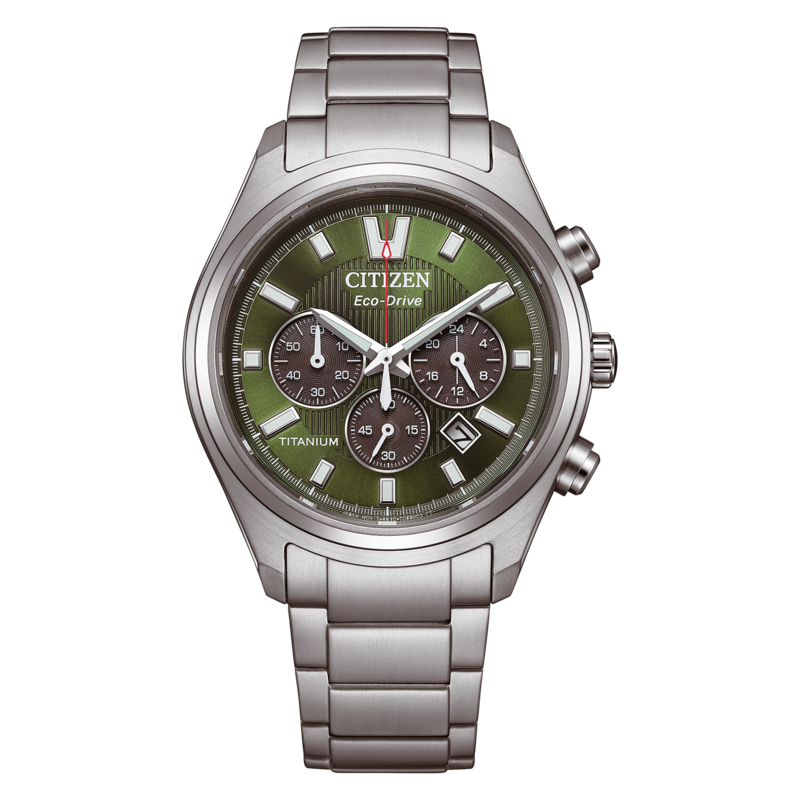 Lähikuva hopeisesta Citizen Eco-Drive -kellosta, jossa on vihreä kellotaulu ja titaaniranneke.