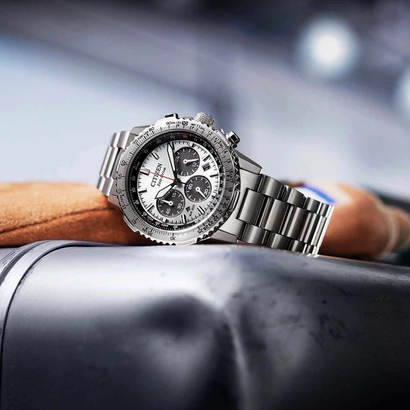 Citizen Eco-Drive -kello, hopea, mustat kellotaulut, yksityiskohtainen lähikuva, luksusasuste.