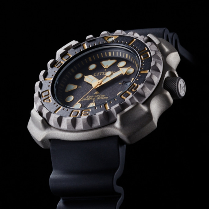 Lähikuva Citizen Eco-Drive sukeltajan rannekellosta mustalla rannekkeella.
