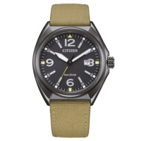 Citizen-kello mustalla kellotaululla, beigellä rannekkeella ja Eco-Drive-tekniikalla.