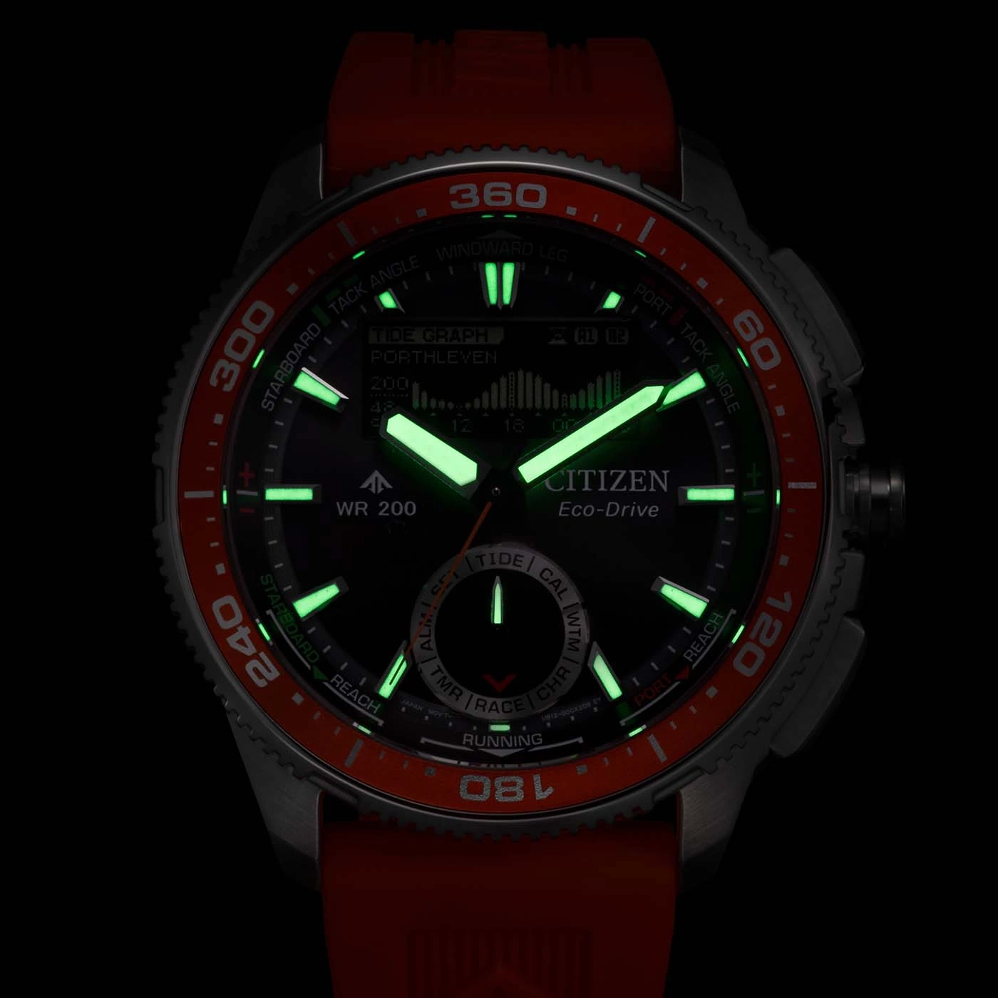 Lähikuva hehkuvasta Citizen Eco-Drive -kellosta punaisella rannekkeella ja kehyksellä, näyttäen vuorovesikaavion ja muita tietoja.