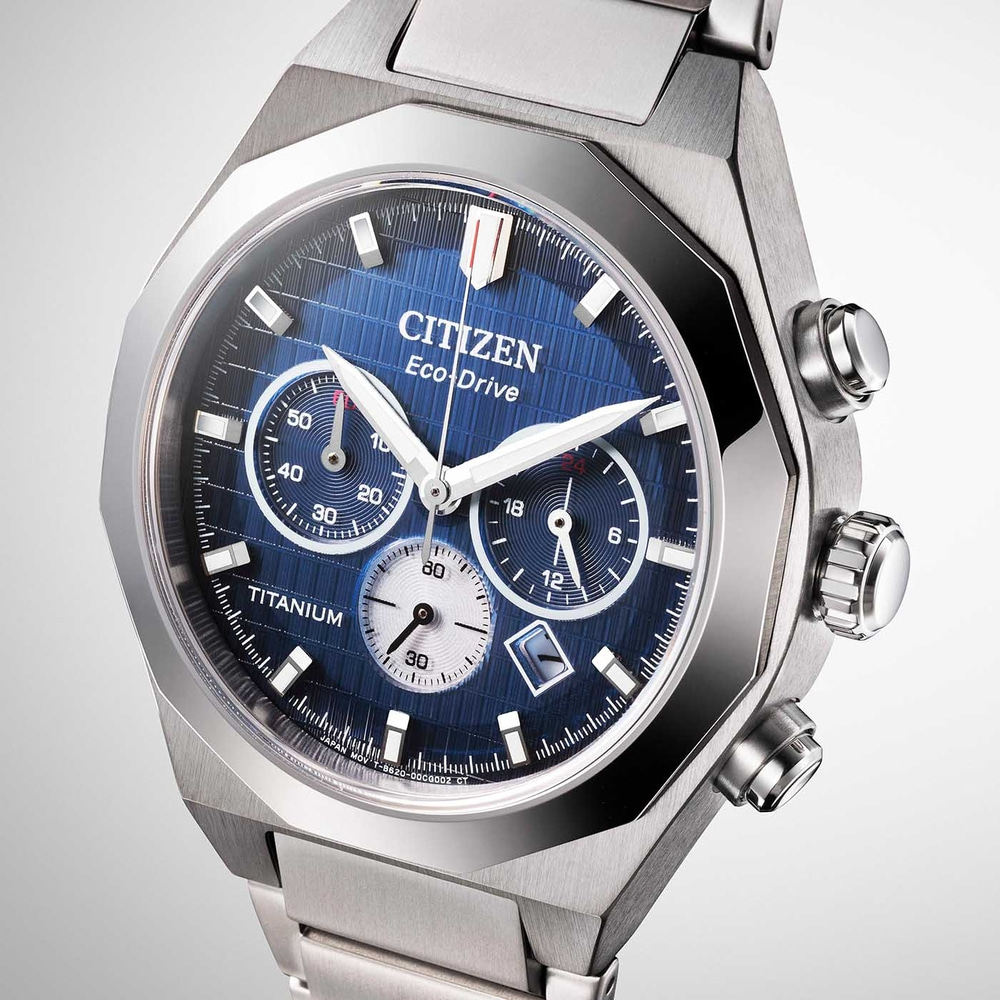 Citizen Eco-Drive titaaninen rannekello, jossa sininen kellotaulu ja kronografi.