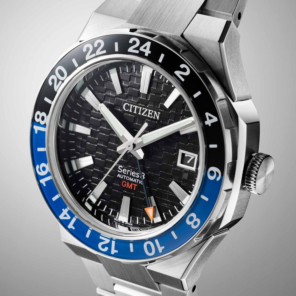 Citizen Series 3 GMT -kello, jossa musta ja sininen kehys ja päivämääränäyttö.