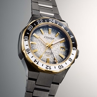 Citizen-kello, jossa on kultaiset yksityiskohdat ja kuvioitu kellotaulu, GMT-toiminto.