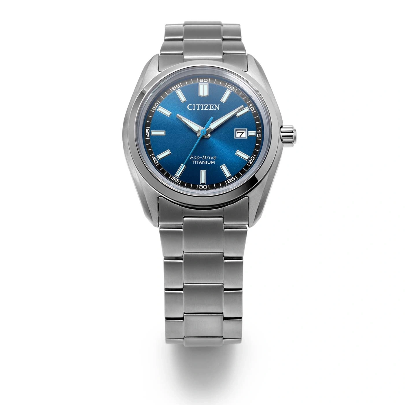 Lähikuva Citizen Eco-Drive Titanium -kellosta, jossa on sininen kellotaulu ja teräshihna, valkoista taustaa vasten.