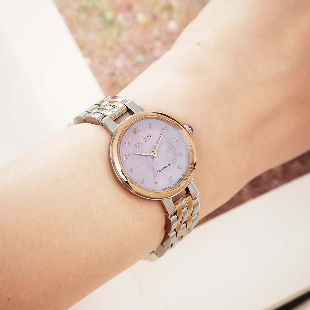 Citizen-kello ranteessa, hopea ja kulta, Eco-Drive, tyylikäs muotoilu