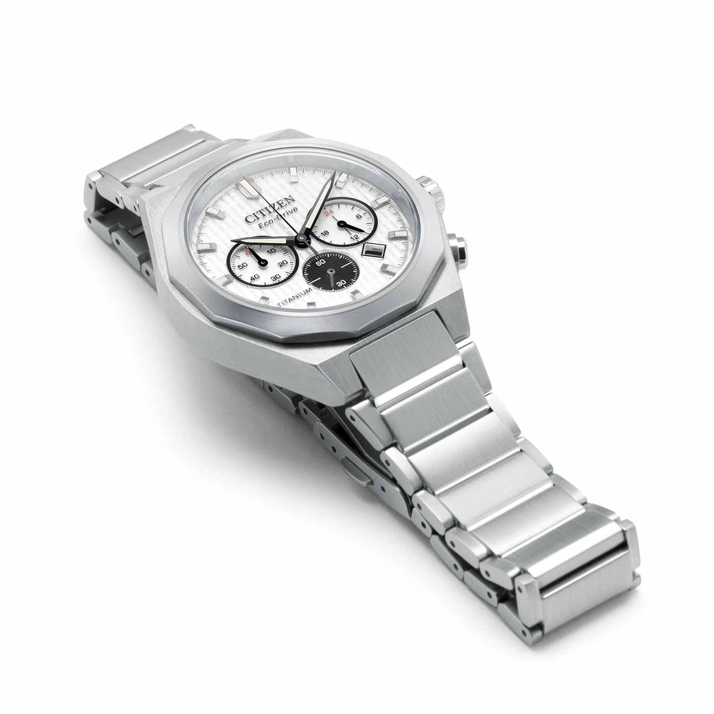 Citizen Eco-Drive titaaninen rannekello, jossa valkoinen kellotaulu ja kronografi.
