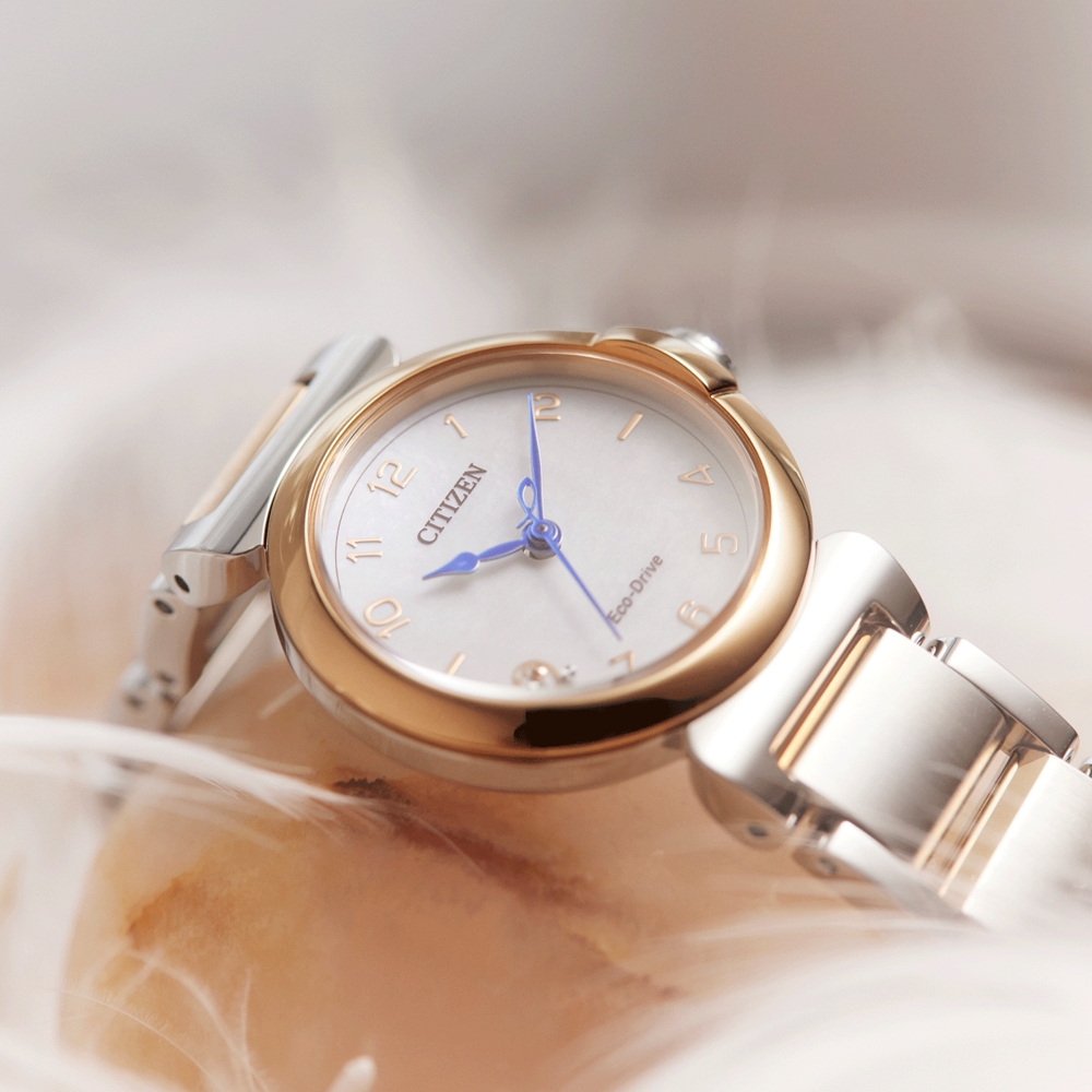 Citizen Eco-Drive -kello kulta- ja hopeakoristeilla pehmeällä taustalla