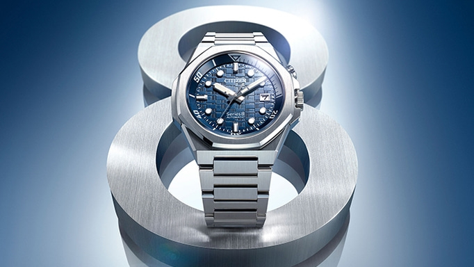 Citizen Series 8 -kello metallitaustalla, sininen kellotaulu