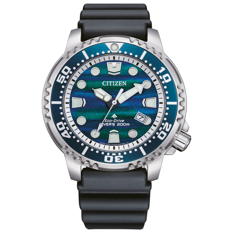 Citizen Eco-Drive sukeltajankello sinivihreällä tekstuuritaululla ja mustalla rannekkeella.