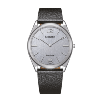 Citizen-kello hopeisella kellotaululla ja mustalla nahkahihnalla vihreällä taustalla