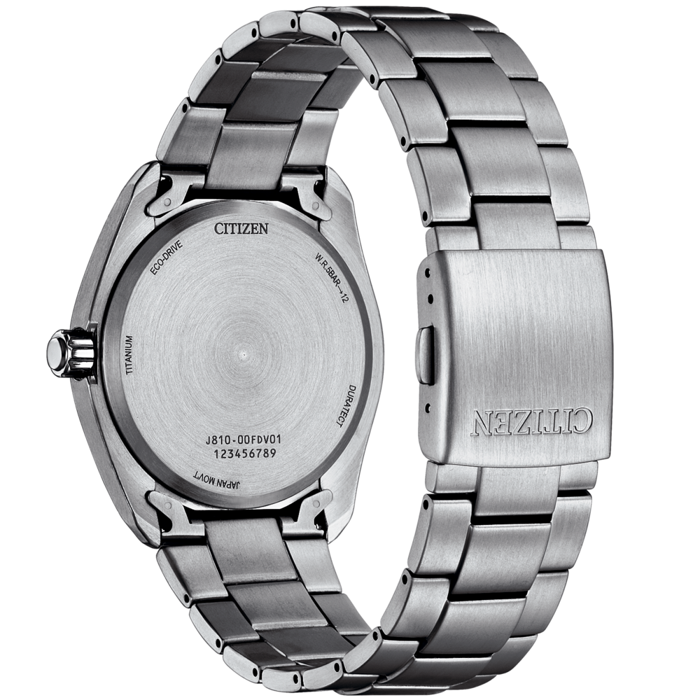 Lähikuva Citizen Eco-Drive titaanirannekellon takaosasta, mallinumero J810-00FDV01.