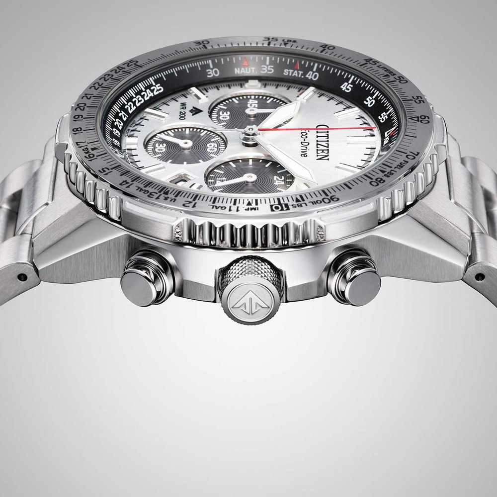 Citizen-kello, jossa kronografi, hopeinen kellotaulu ja ruostumattomasta teräksestä valmistettu ranneke.