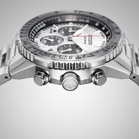 Citizen-kello, jossa kronografi, hopeinen kellotaulu ja ruostumattomasta teräksestä valmistettu ranneke.