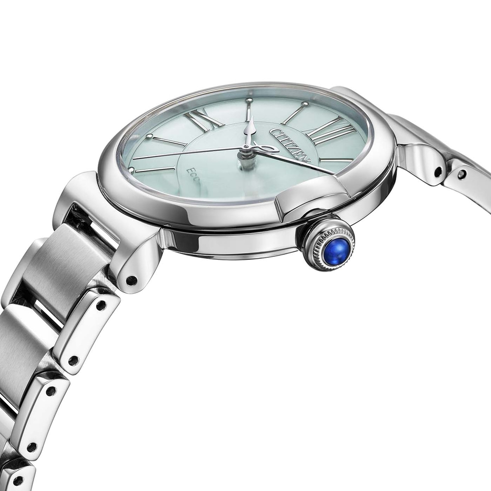 Lähikuva hopeisesta Citizen Eco-Drive -kellosta, jossa on vaaleansininen kellotaulu ja roomalaiset numerot.