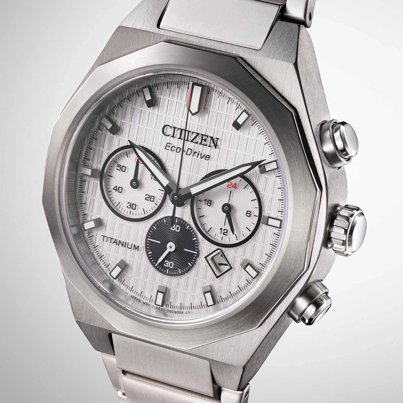 Citizen-kello titaanirungolla, Eco-Drive, kronografi, hopeinen kellotaulu ja päivämääränäyttö.