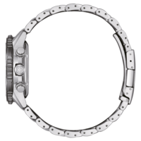 Hopeanvärinen rannekello sivulta, metalliranneke ja musta kellotaulu.