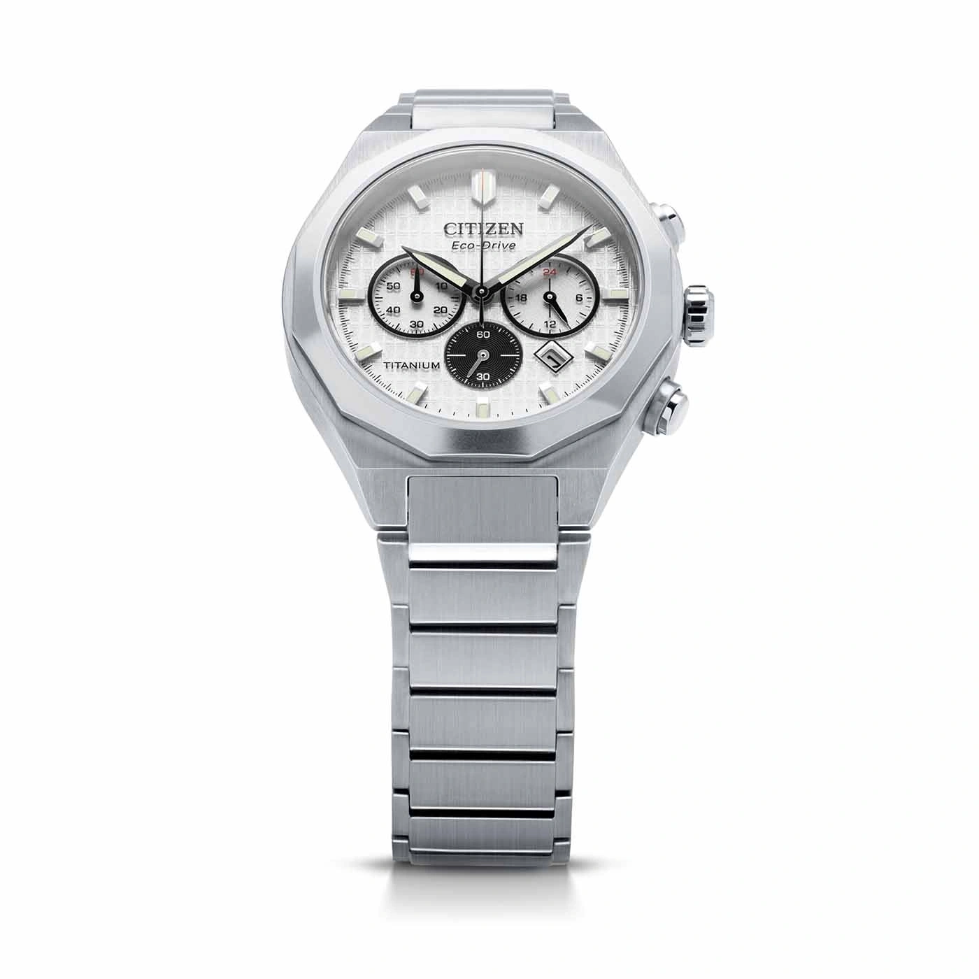 Citizen Eco-Drive titaaninen rannekello, jossa valkoinen kellotaulu ja kronografiominaisuudet.