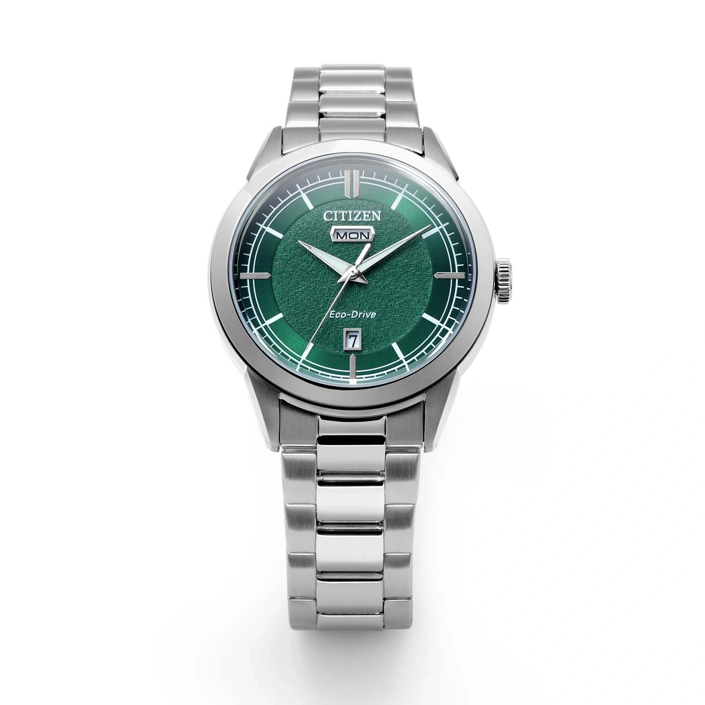 Citizen Eco-Drive -kello, jossa on vihreä kellotaulu ja hopeinen ranneke.